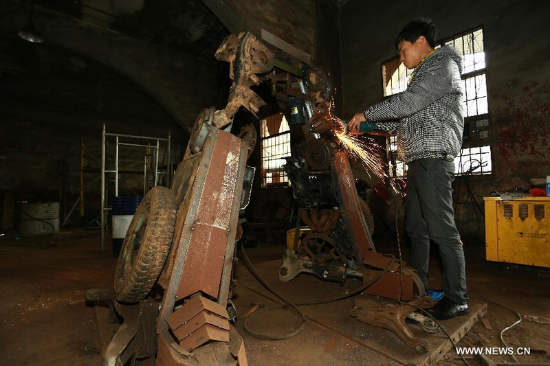 Illustration for article titled These Humongous Transformers Are Made Out Of Scrapped Car Parts